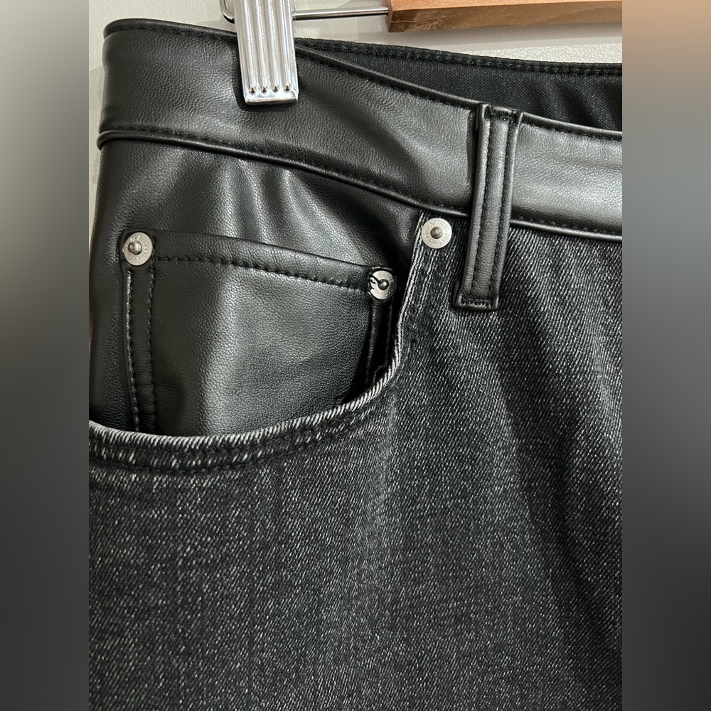 Abercrombie Curve Love ultra high rise
Ankle Straight black leather jeans 33 - Picture 6 of 10